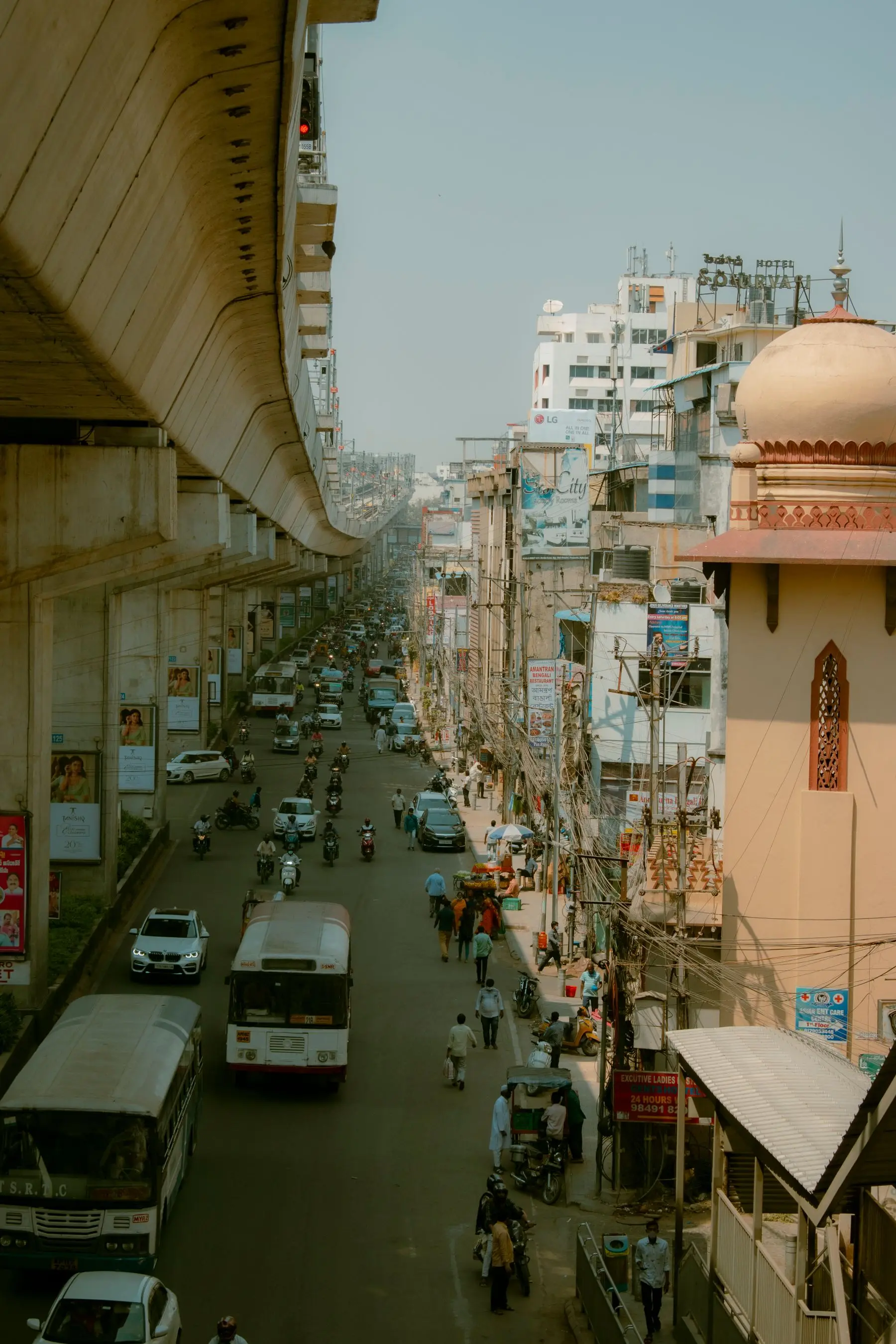 A busy Indian city street of the kind HeyGo carpool drivers cover in Vijayawada
